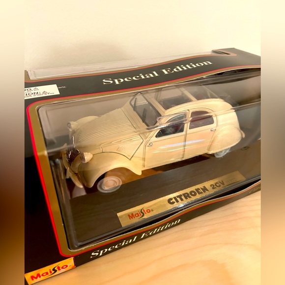 Collectible Car - Maisto Special Edition 1952 Citroen 2CV Cream 1:18 Scale New - Picture 2 of 3